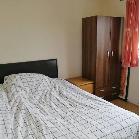 A Double Bedroom Near Glasgow City Centre Not In Great Condition Suitable For Short Stay Extérieur photo