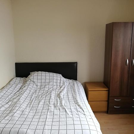 A Double Bedroom Near Glasgow City Centre Not In Great Condition Suitable For Short Stay Extérieur photo