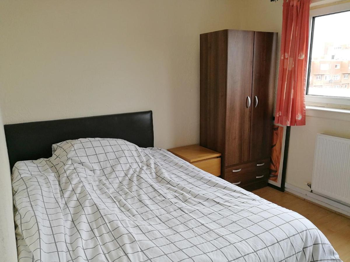 A Double Bedroom Near Glasgow City Centre Not In Great Condition Suitable For Short Stay Extérieur photo
