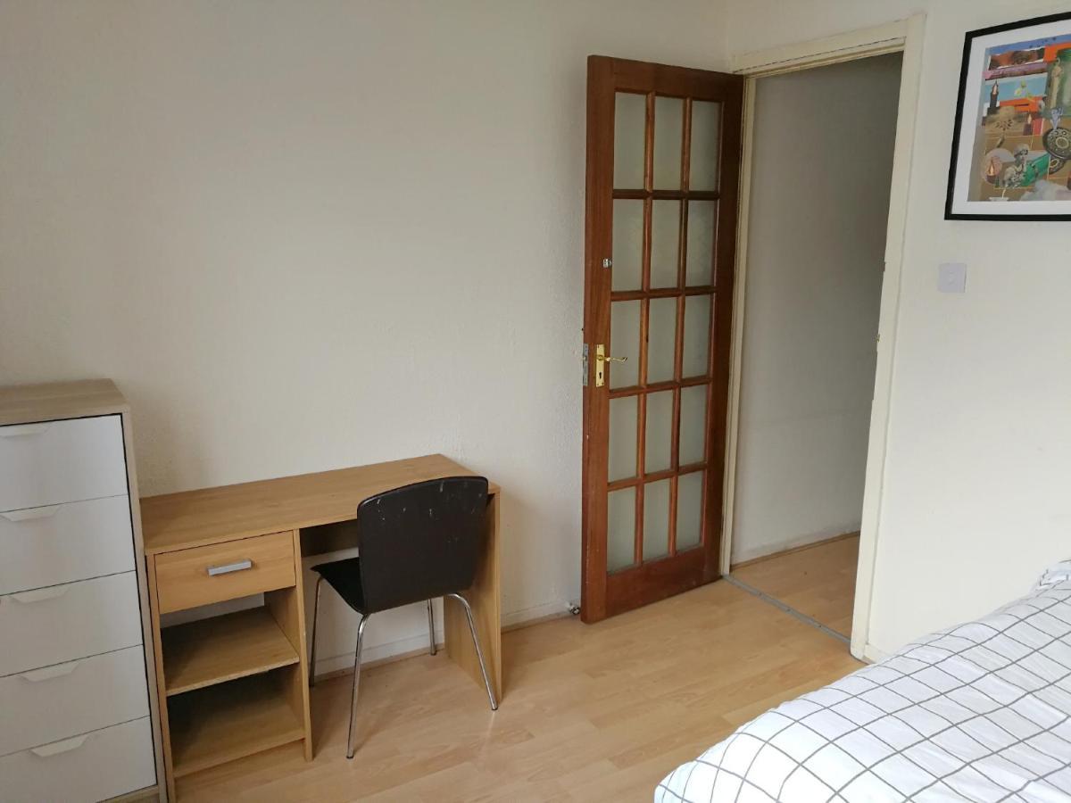 A Double Bedroom Near Glasgow City Centre Not In Great Condition Suitable For Short Stay Extérieur photo