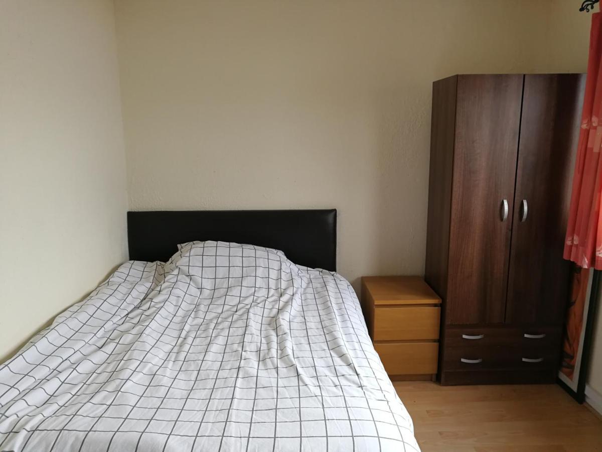 A Double Bedroom Near Glasgow City Centre Not In Great Condition Suitable For Short Stay Extérieur photo